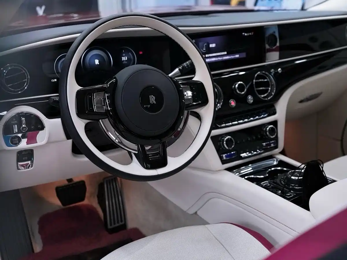 Фото 10 - Rolls-Royce Spectre