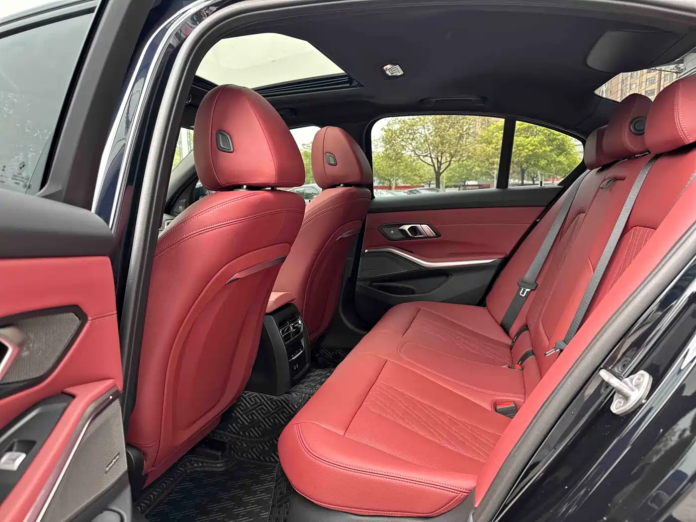 BMW 3 Series 2025 330i M Sport Night Edition фото 14