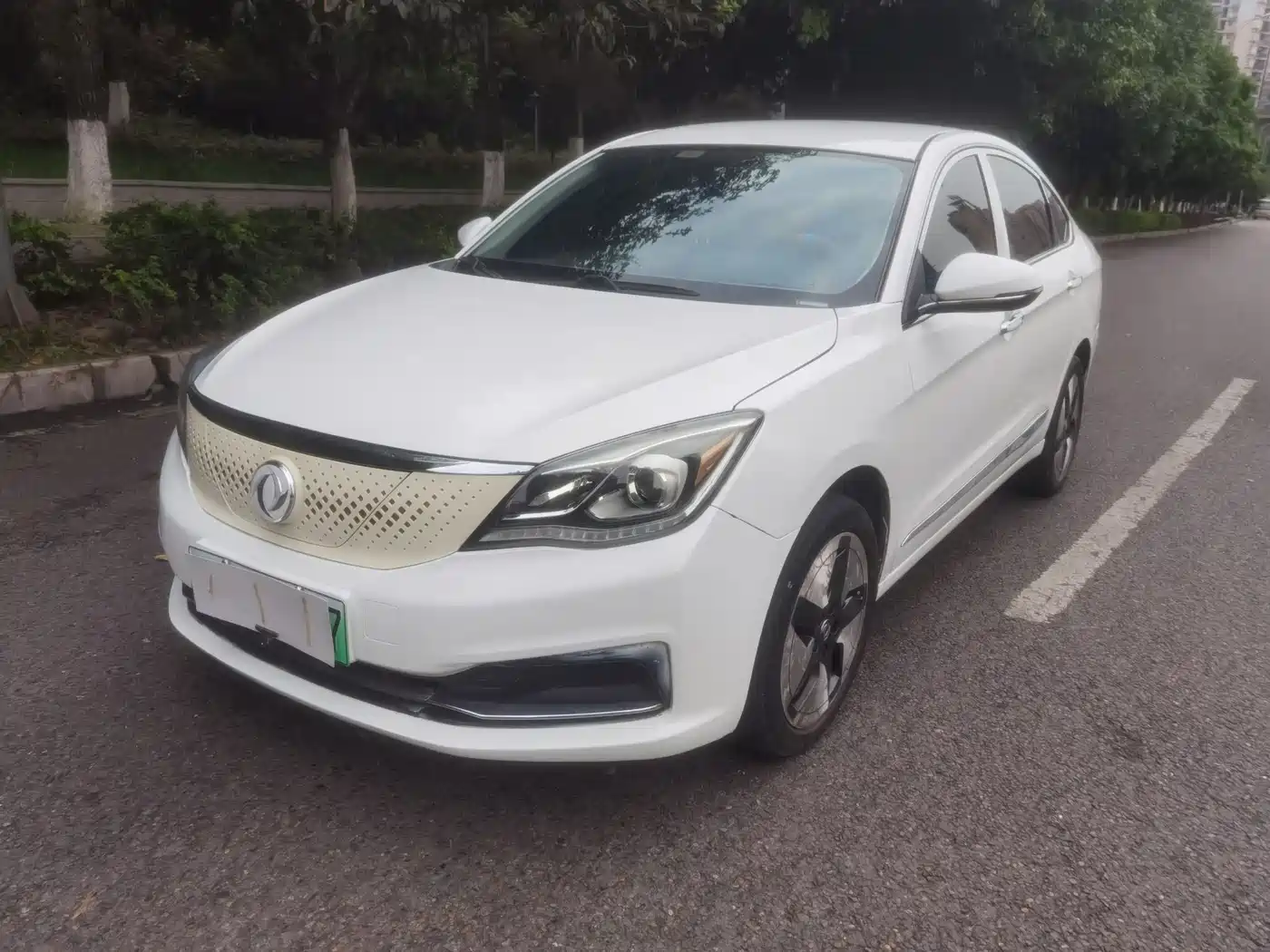 DONGFENG E70