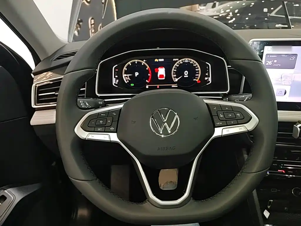 Photo 11 - Volkswagen Tiguan L