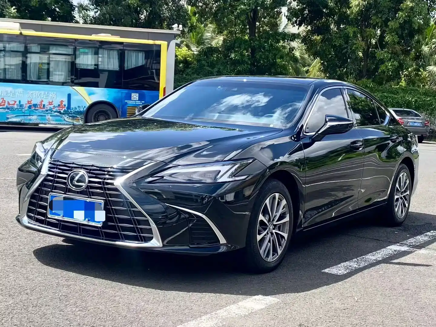 Фото 1 - Lexus ES