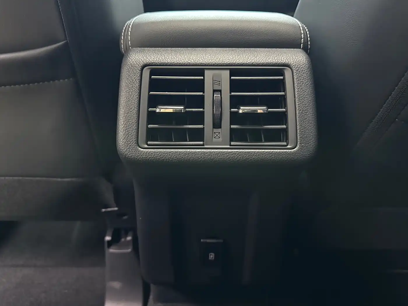 Mitsubishi Outlander 2023 2021 Facelift 2.0L 2WD Premium Edition 5-Seater