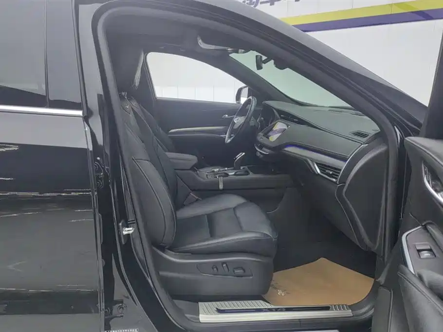 CADILLAC XT4