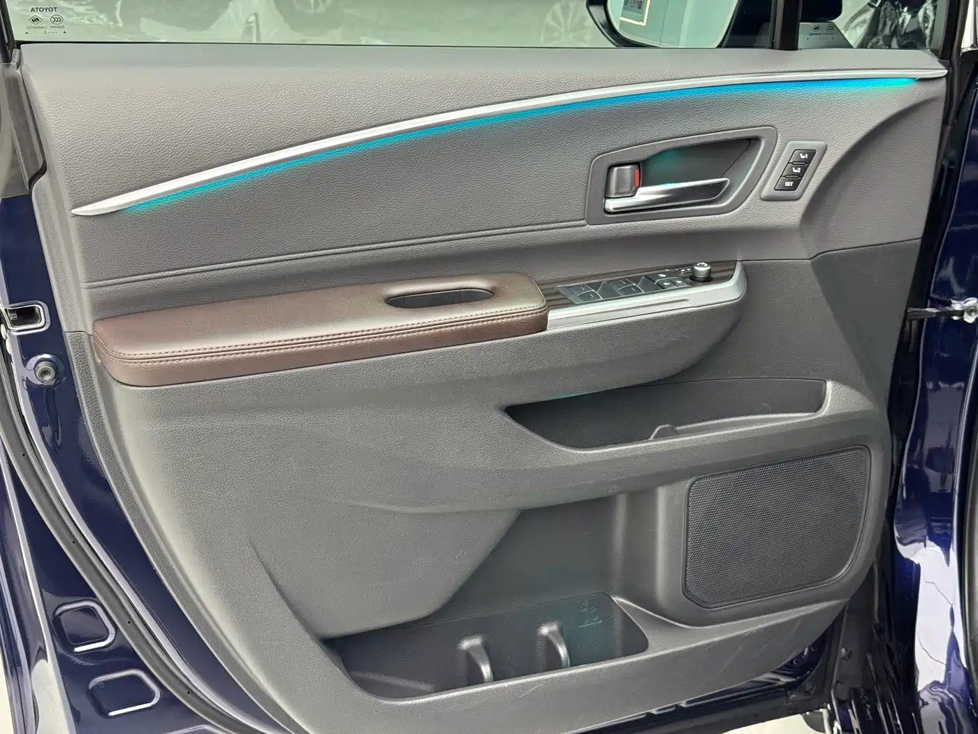 Toyota Sienna 2021 2.5L Hybrid Platinum Edition фото 8