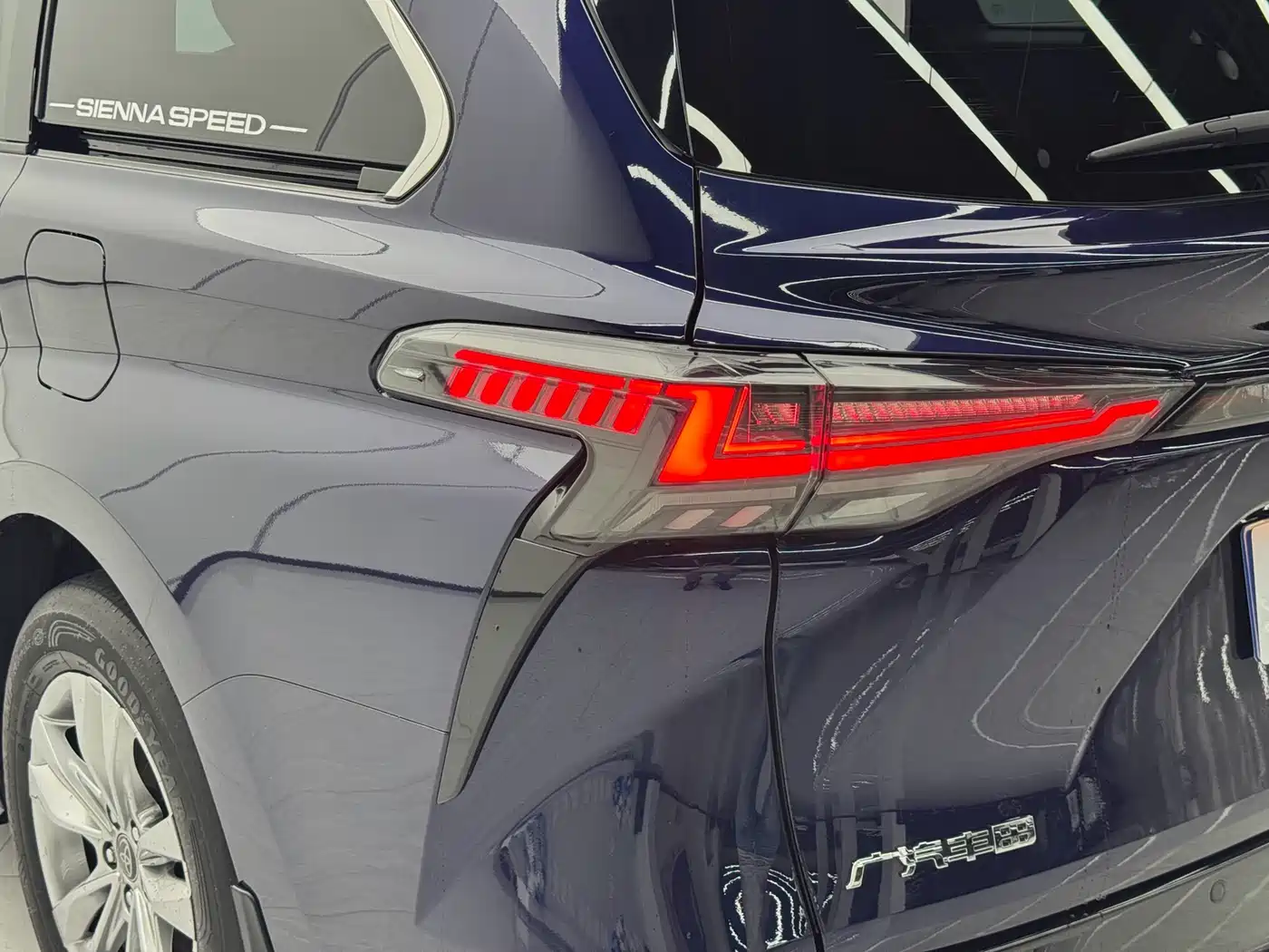 Toyota Sienna 2021 2.5L Hybrid Platinum Edition фото 25