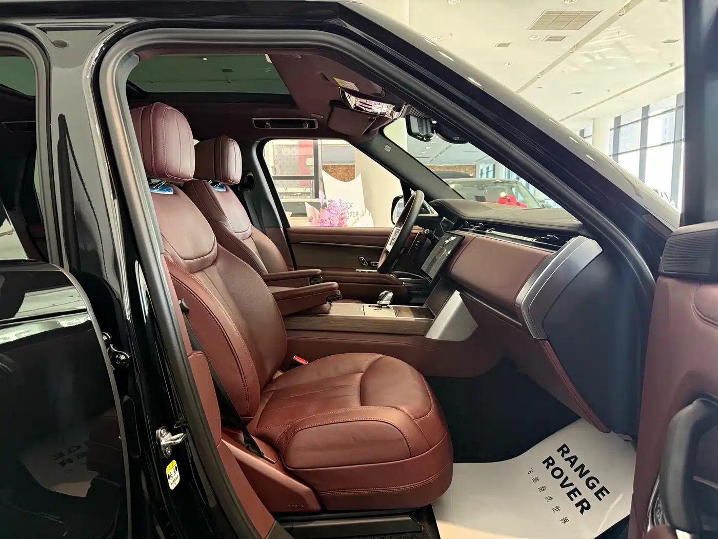 Land Rover Range Rover 2025 3.0 L6 400PS Genesis Extended Wheelbase фото 28