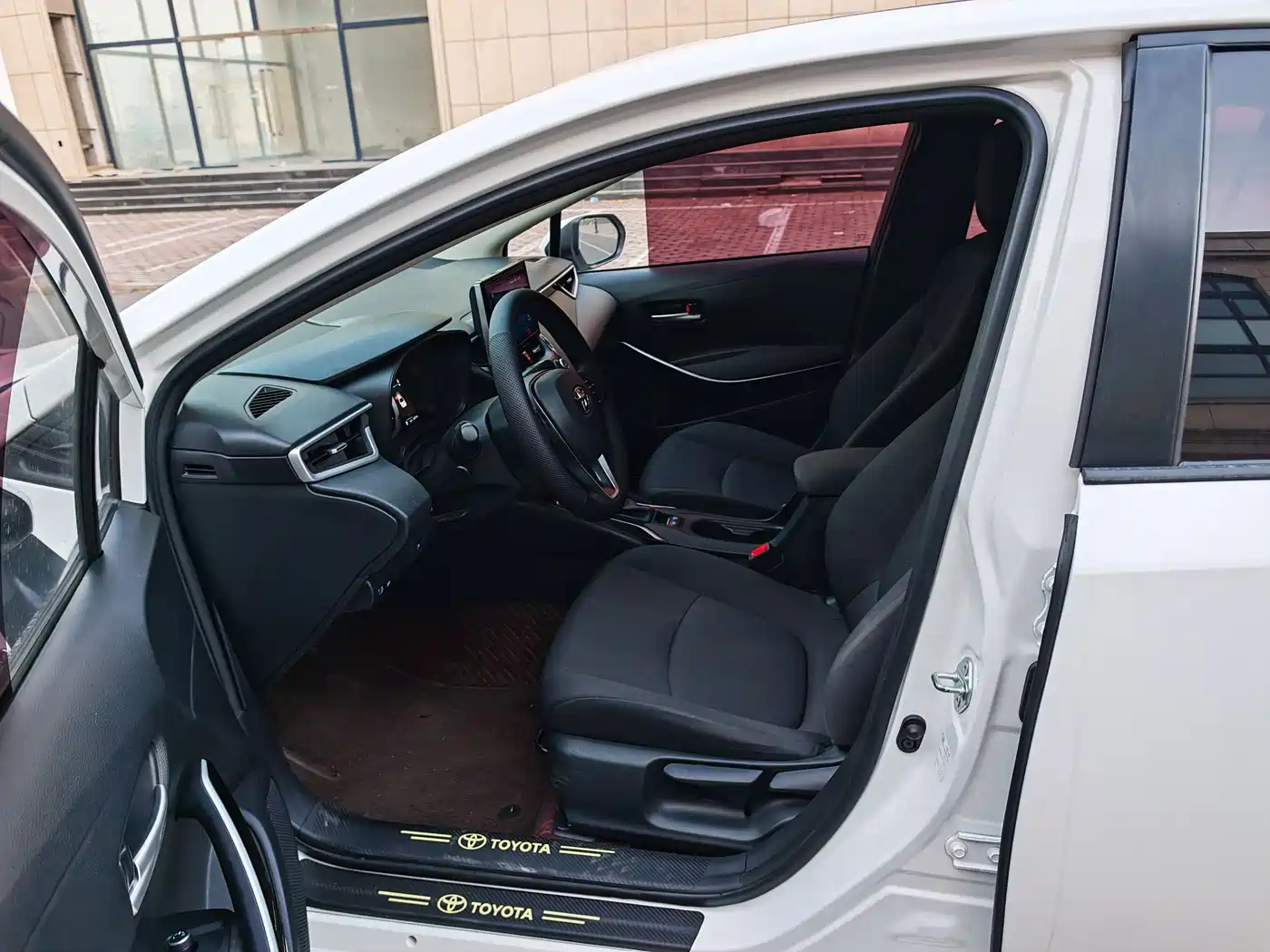 Toyota Corolla 2021 Hybrid 1.8L E-CVT Pioneer Edition фото 7