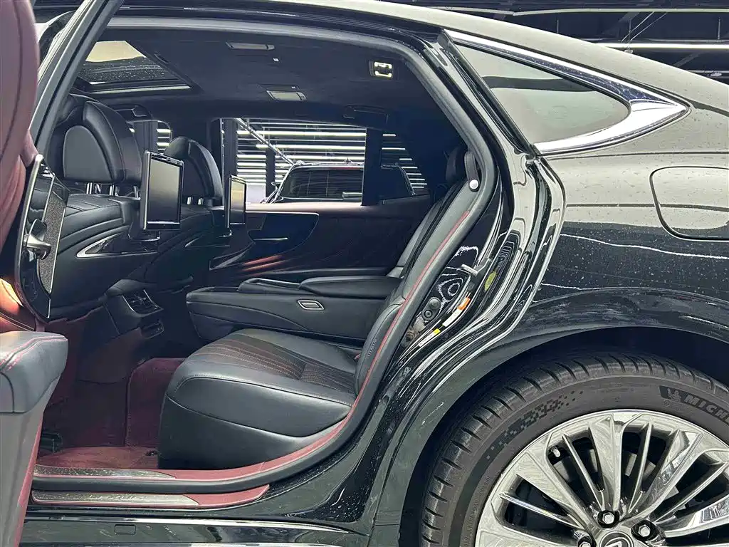 Lexus LS 2018 500h Executive Edition China V фото 9