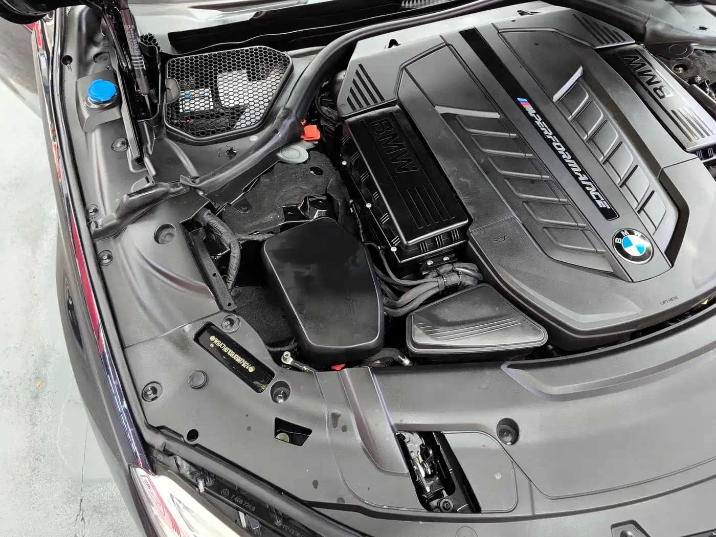 BMW 7 Series 2018 M760Li xDrive фото 36