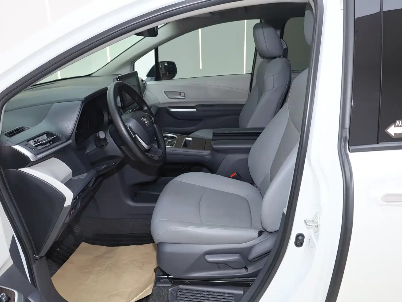 Toyota Granvia 2023 2.5L Hybrid Luxury Edition фото 16