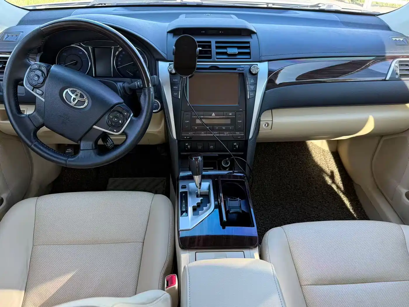 Toyota Camry 2015 Dual Engine 2.5HG Luxury Navigation Edition фото 8
