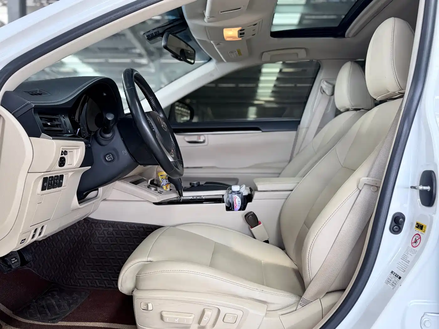 Фото 9 - Lexus ES