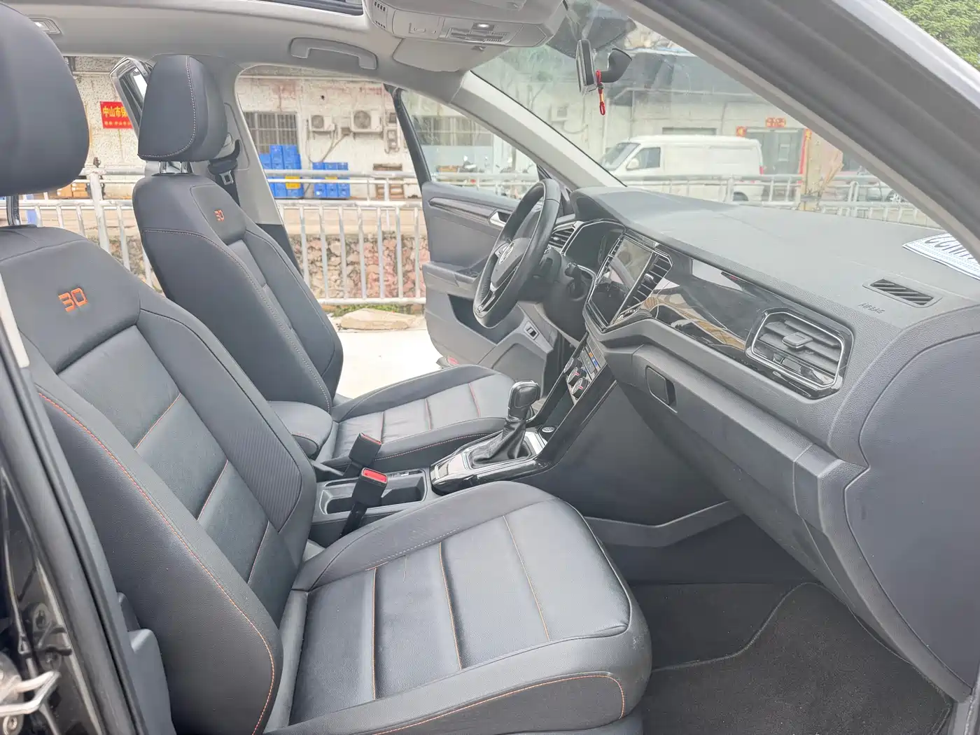 VOLKSWAGEN T-ROC EXPLORING SONGS