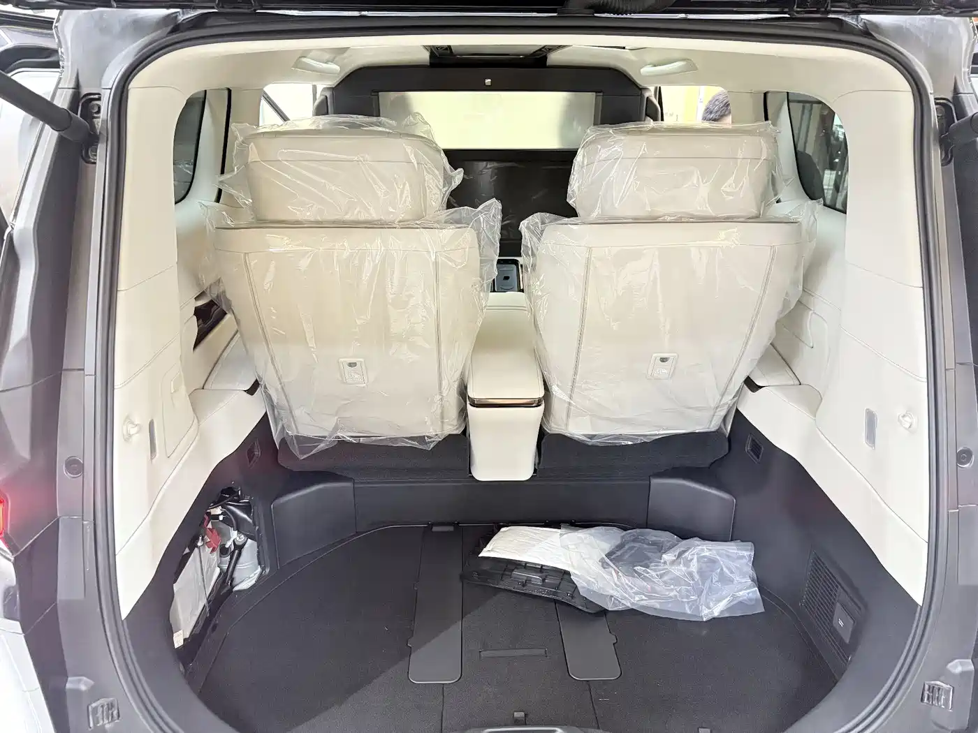Lexus LM 2023 500h Four-Seat Imperial Edition фото 18
