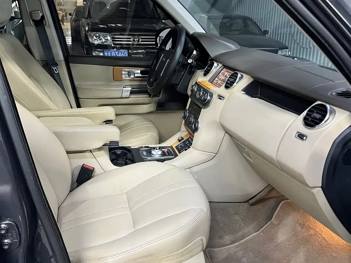 Land Rover Discovery 2015 3.0 SC V6 SE фото 17
