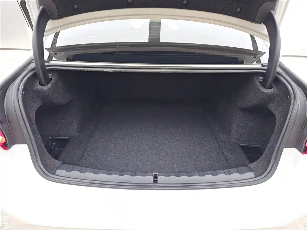 BMW 3 Series 2024 325Li M Sport Package фото 16