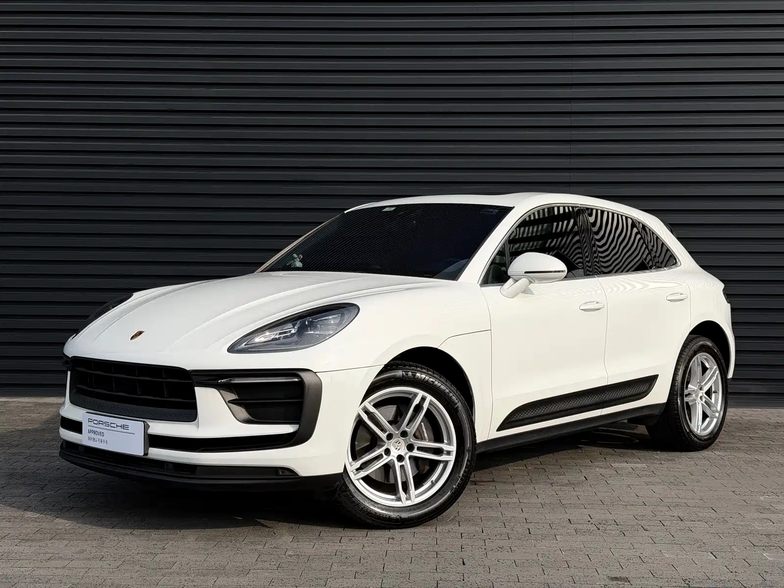 Photo 2 - Porsche Macan