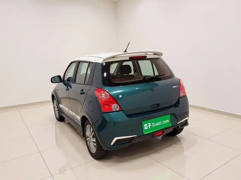 Photo 4 - Suzuki Swift