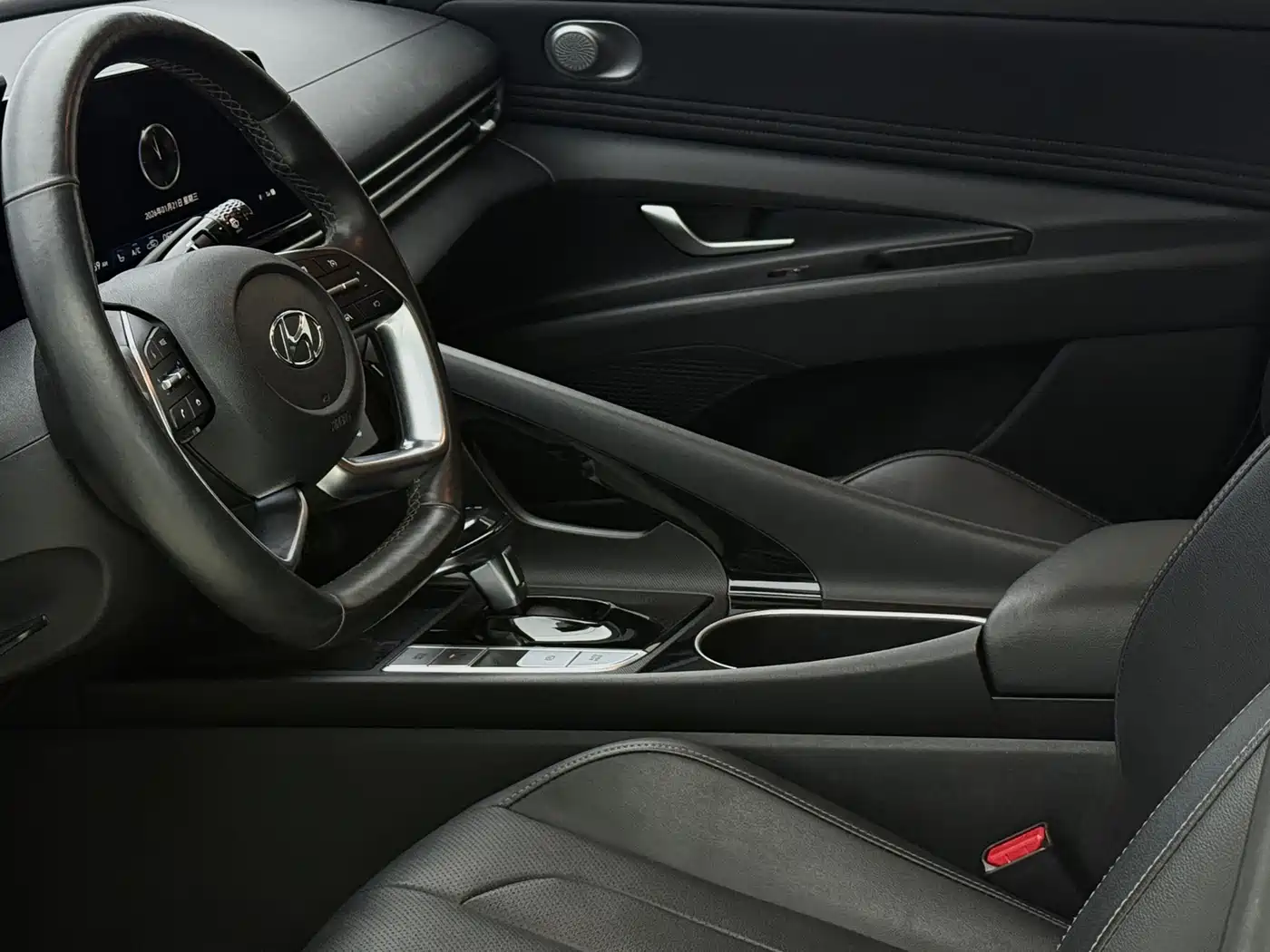 Hyundai Elantra 2021 1.5L CVT LUX Premium Edition фото 11
