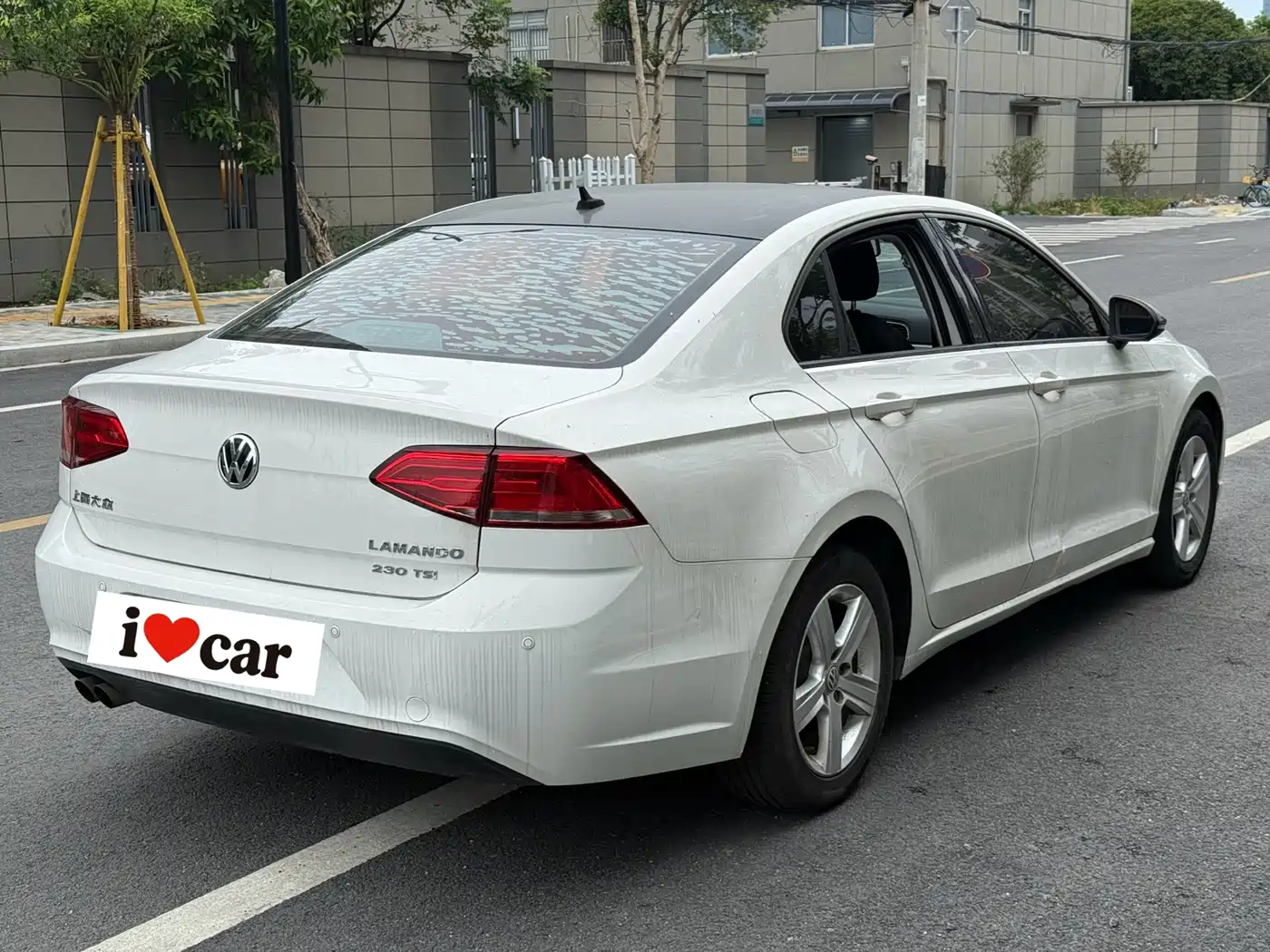 Photo 2 - Volkswagen Lamando