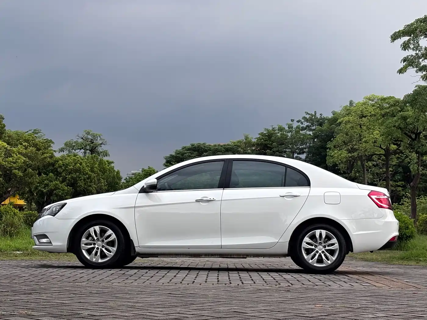 Geely Emgrand 2015 2015 Sedan 1.5L CVT Upward Edition