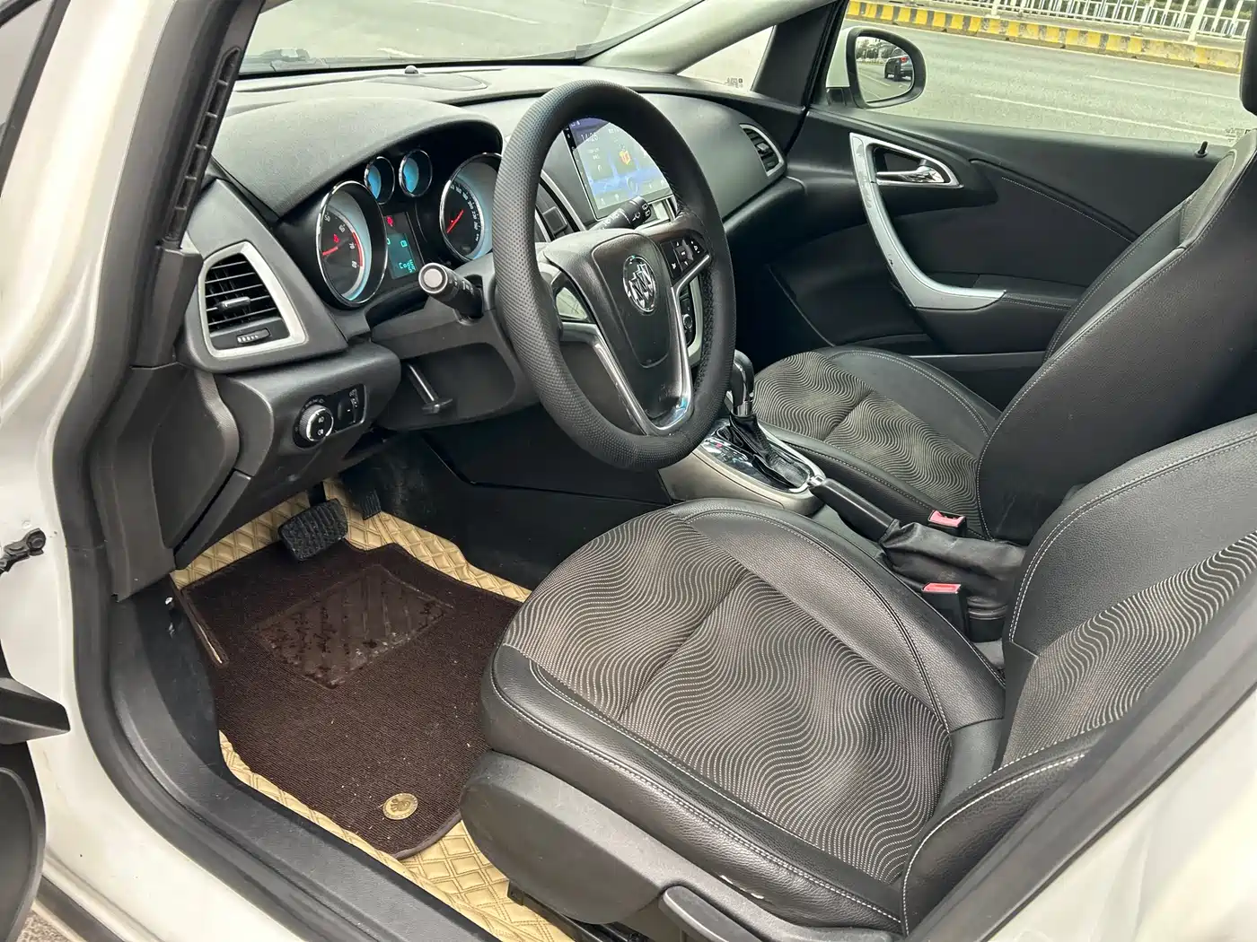 Buick Excelle 2013 Model XT 1.6L Automatic Comfort фото 9