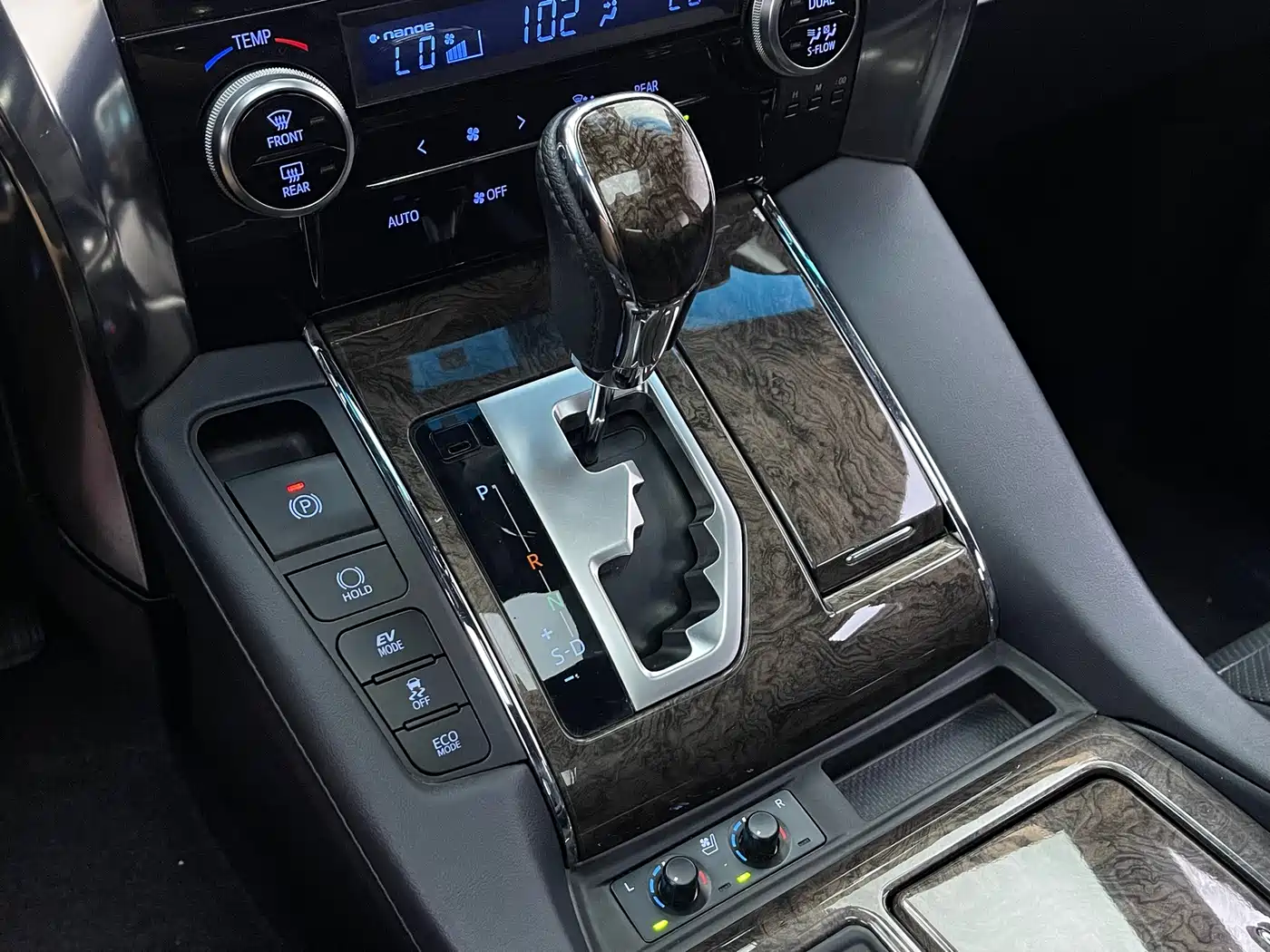 Photo 12 - Toyota Alphard