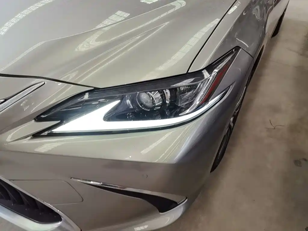 Фото 24 - Lexus ES