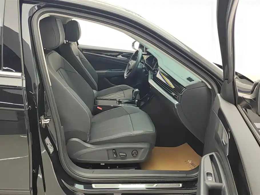 Volkswagen Passat 2025 Outstanding 330TSI Elite Edition фото 8
