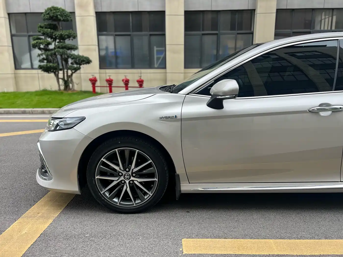 Toyota Camry 2023 Hybrid 2.5HG Luxury Edition фото 3