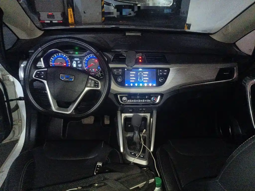 Фото 5 - Geely Vision X3