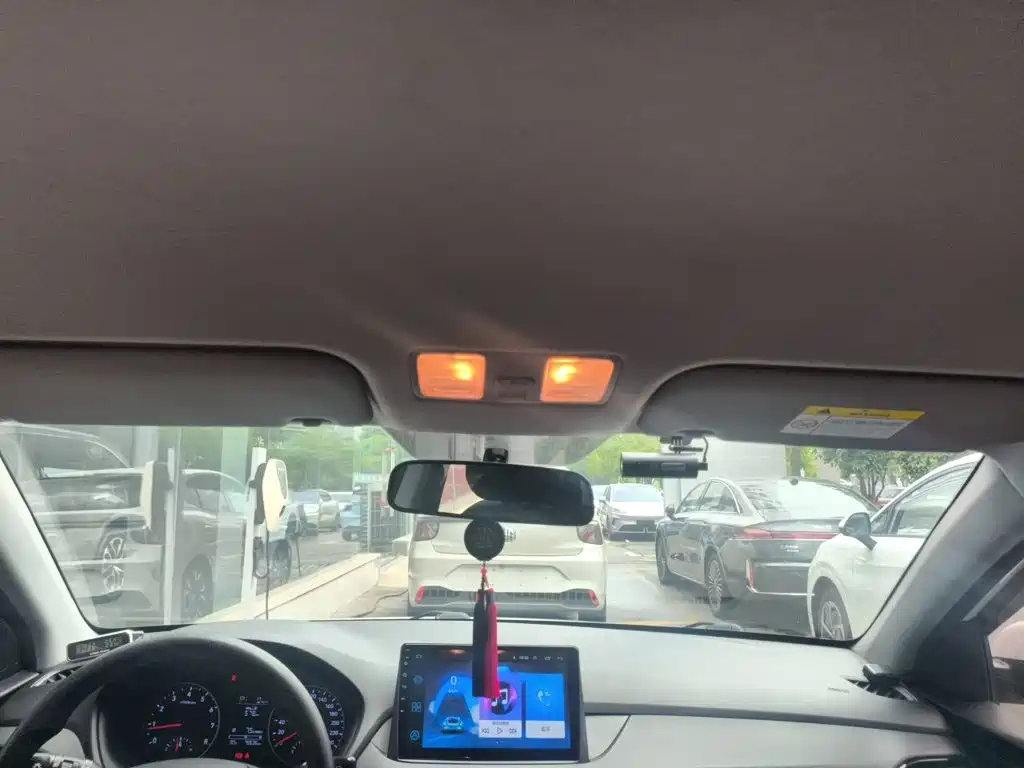 Фото 9 - Hyundai Elantra