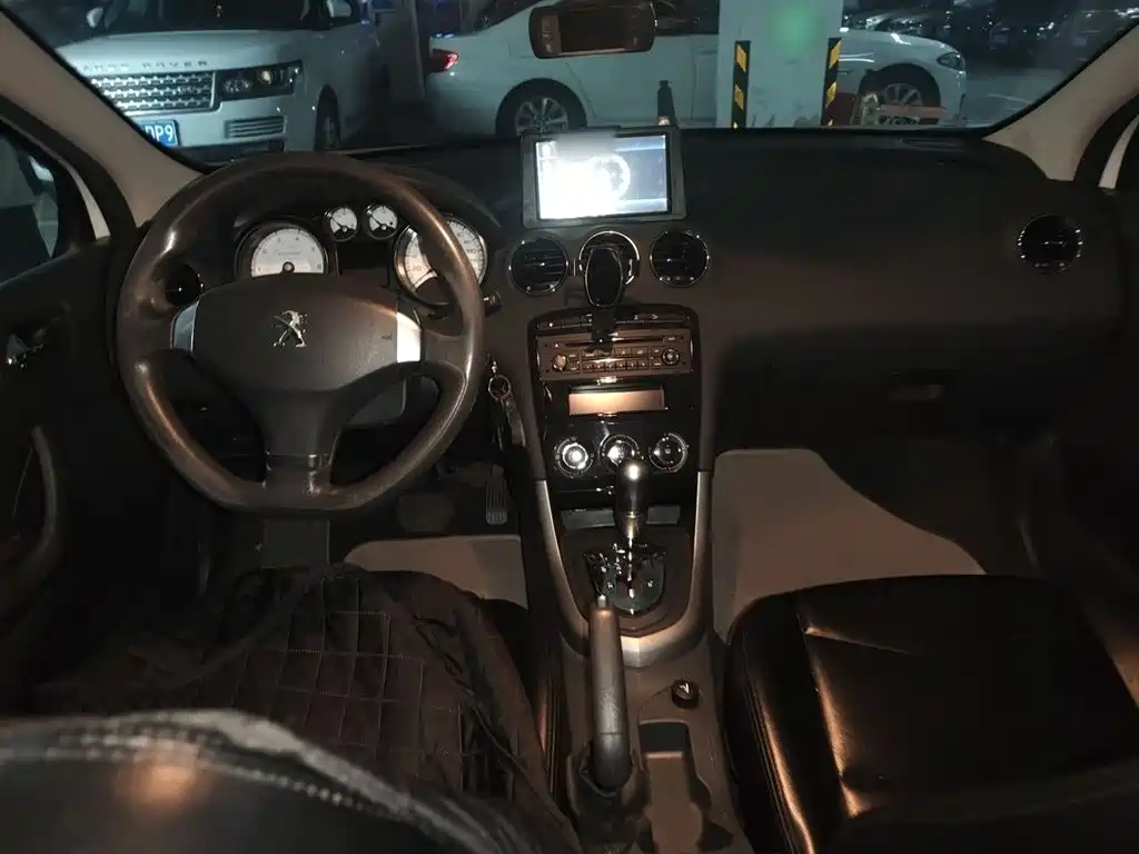 Peugeot 408 2013 2.0L Automatic Comfort Edition фото 13