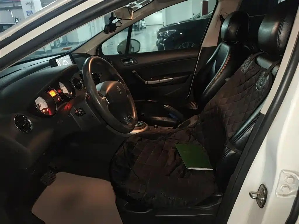 Peugeot 408 2013 2.0L Automatic Comfort Edition фото 8