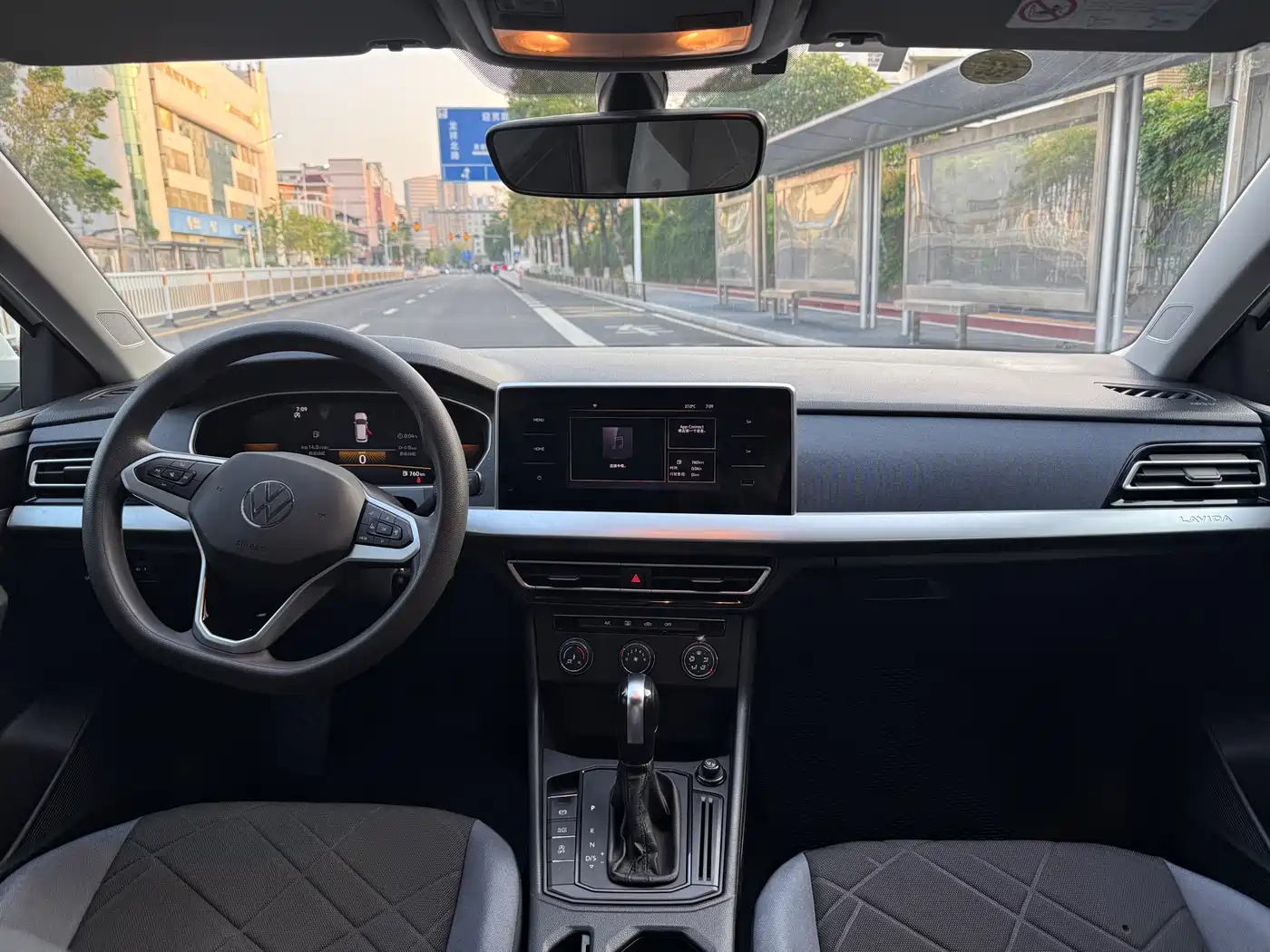 Volkswagen Lavida 2023 Facelift 1.5L Auto Comfort Edition фото 6