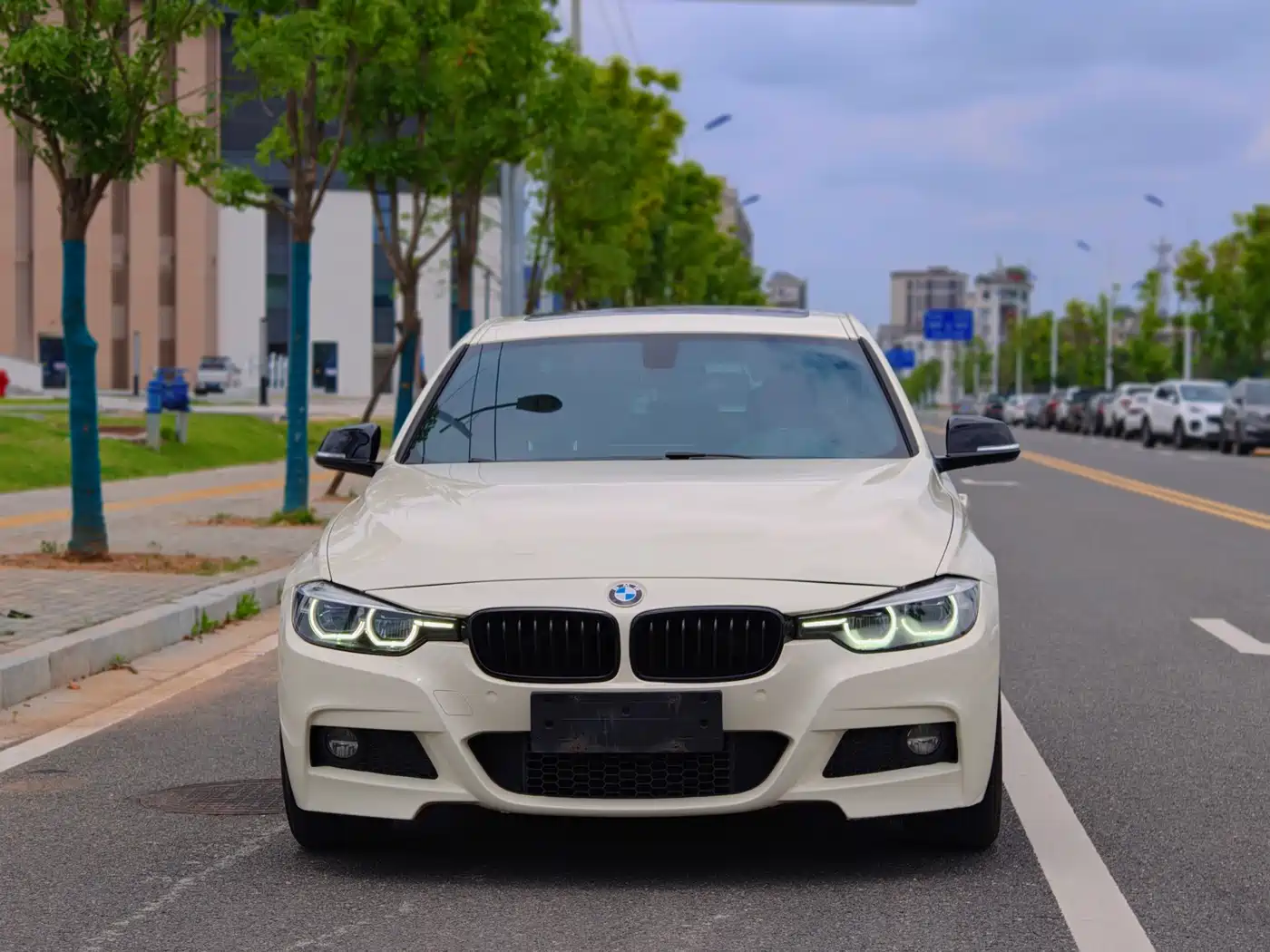 BMW 3 Series 2019 320i M Sport Black Night Edition фото 2