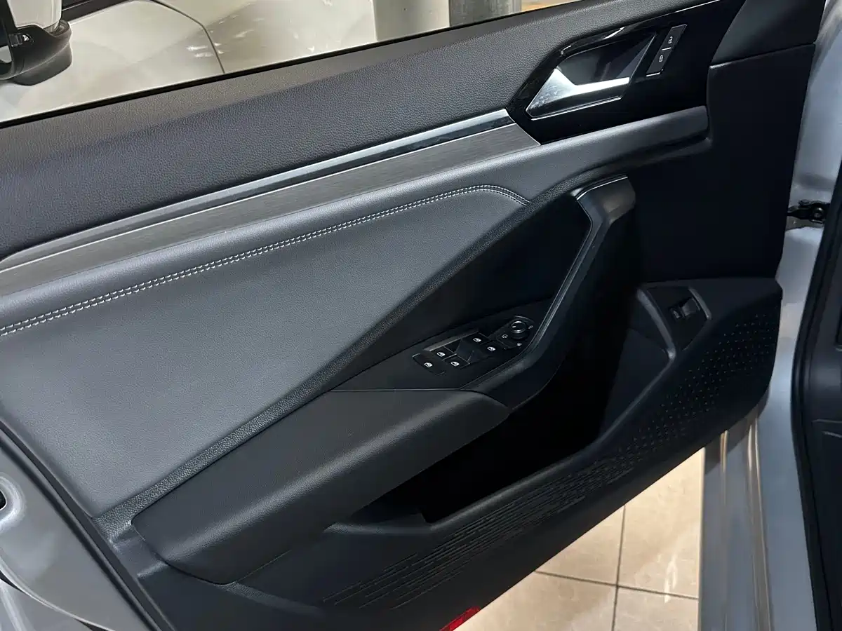 Volkswagen Sagitar 2022 280TSI DSG Surpassing Edition фото 11