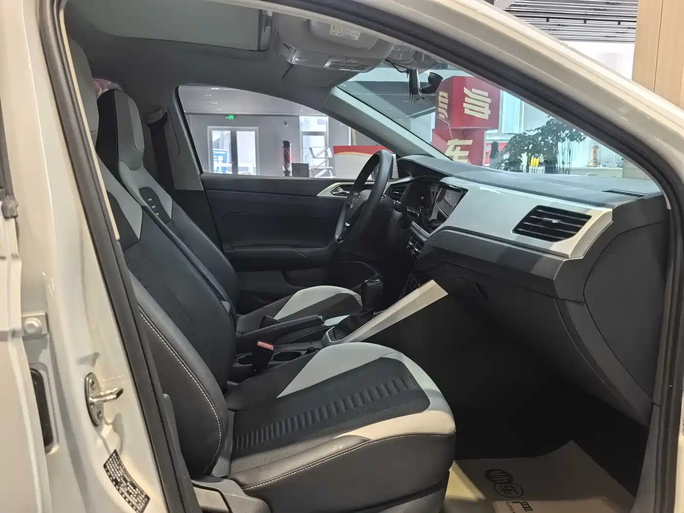 Volkswagen Polo 2023 Facelift Plus 1.5L Auto Chroma Tech Edition фото 9