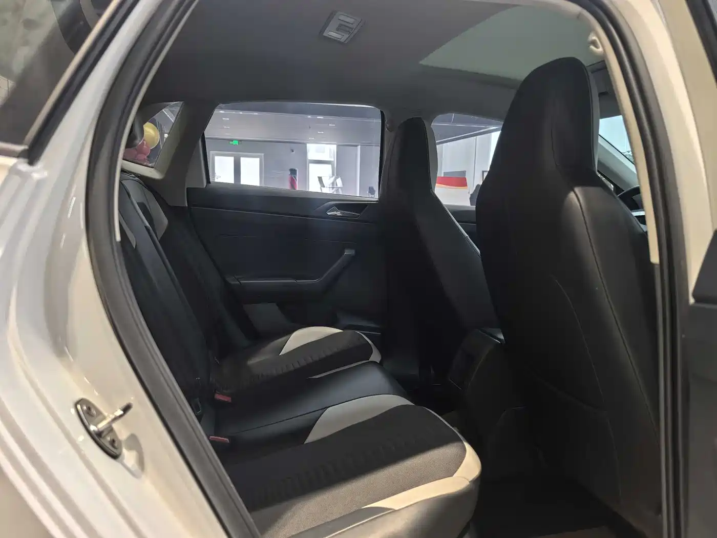 Volkswagen Polo 2023 Facelift Plus 1.5L Auto Chroma Tech Edition фото 11