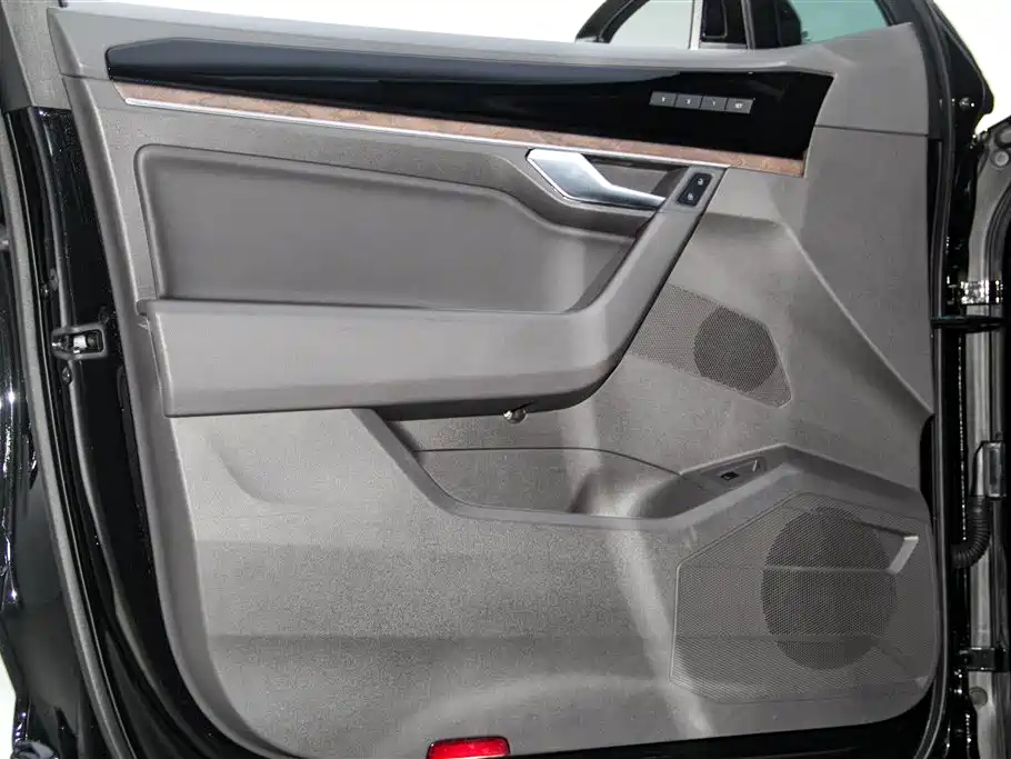 Volkswagen Touareg 2023 3.0TSI R-Line Classic Sports Package фото 26
