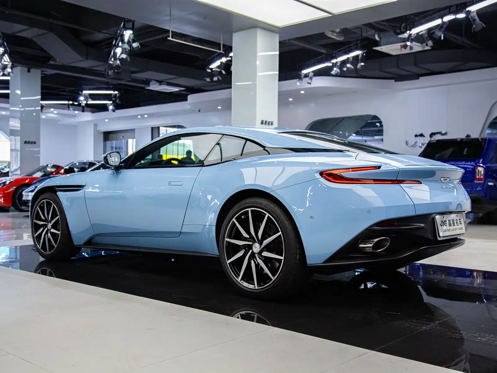 Фото 14 - Aston Martin DB11