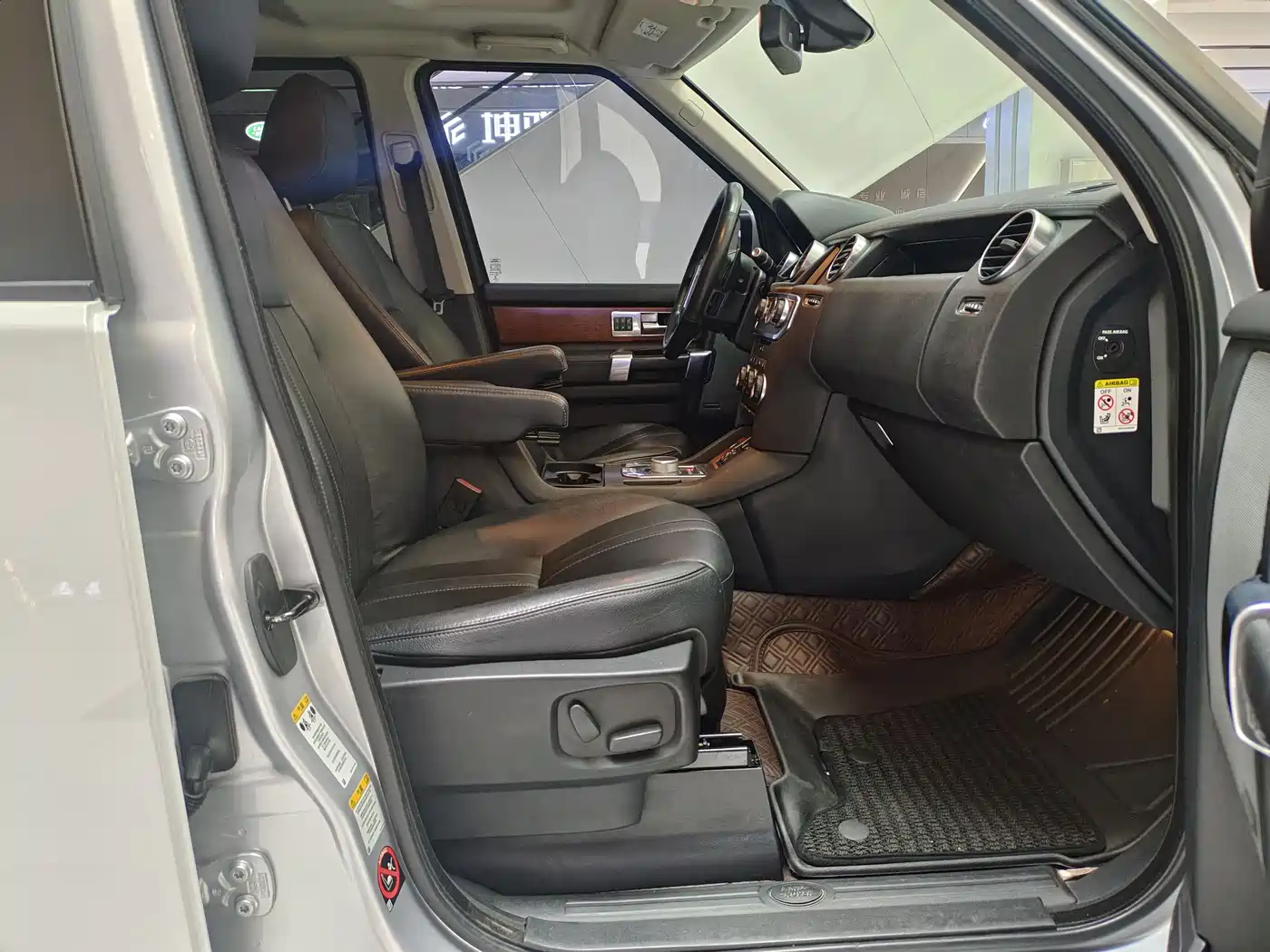 Land Rover Discovery 2016 3.0 SC V6 SE фото 21