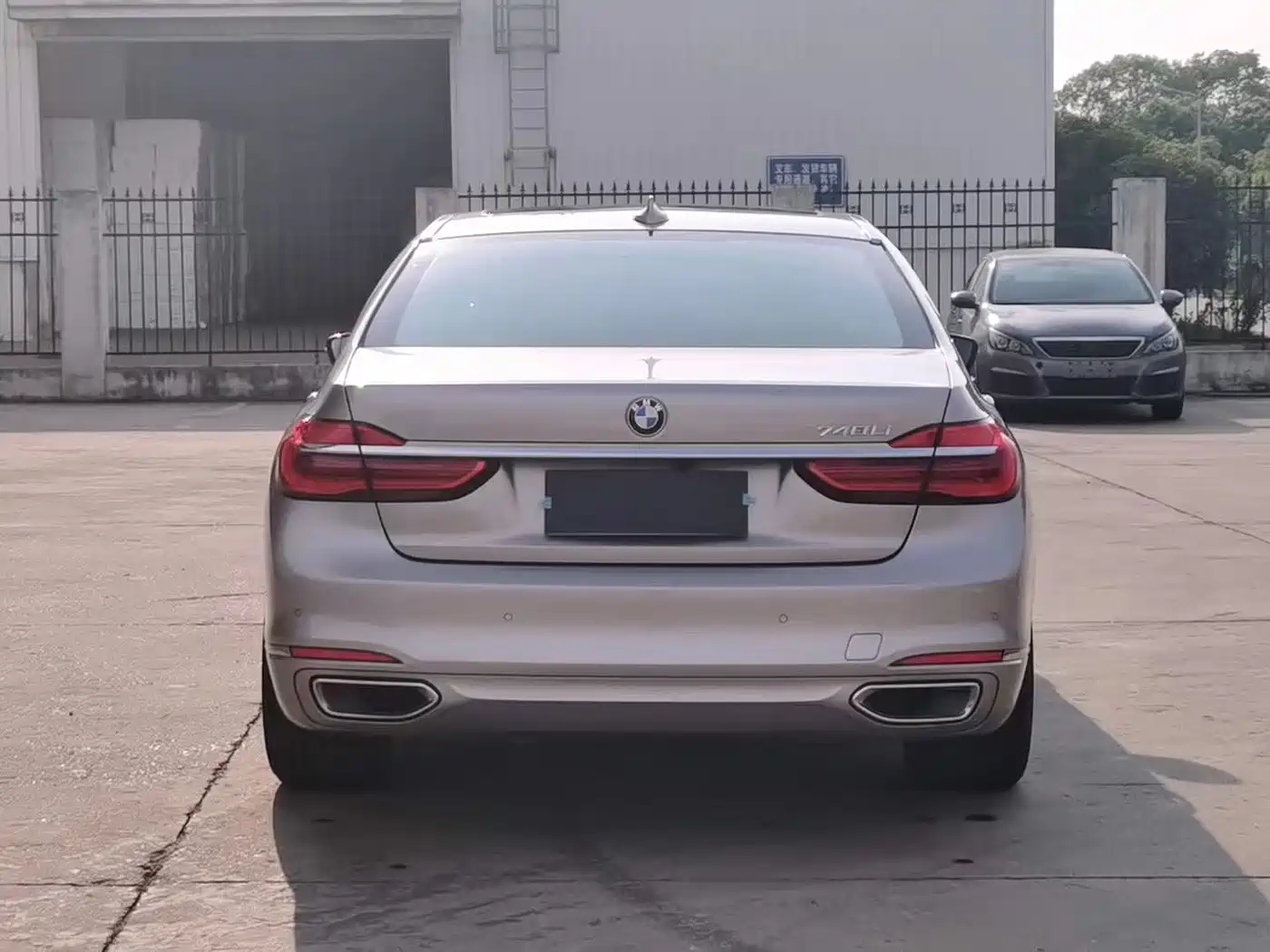 BMW 7 Series 2016 740Li Leading Edition фото 7