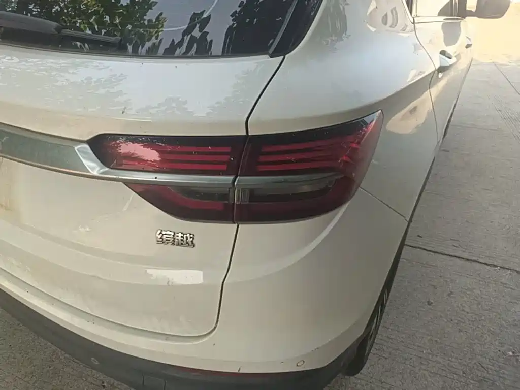 Фото 8 - Geely Binyue