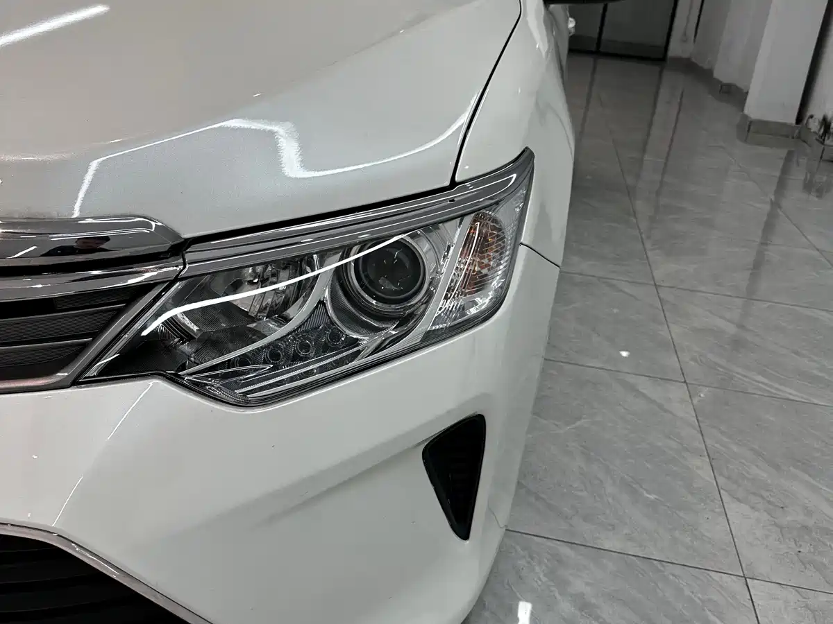 Фото 14 - Toyota Camry