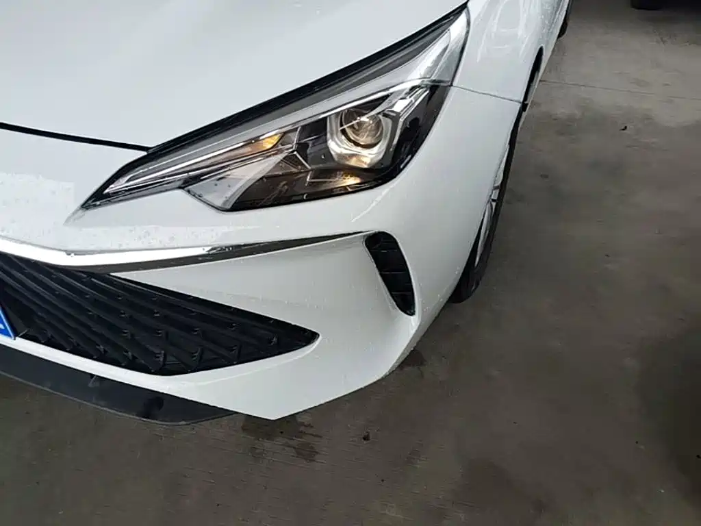 Фото 18 - Roewe i5
