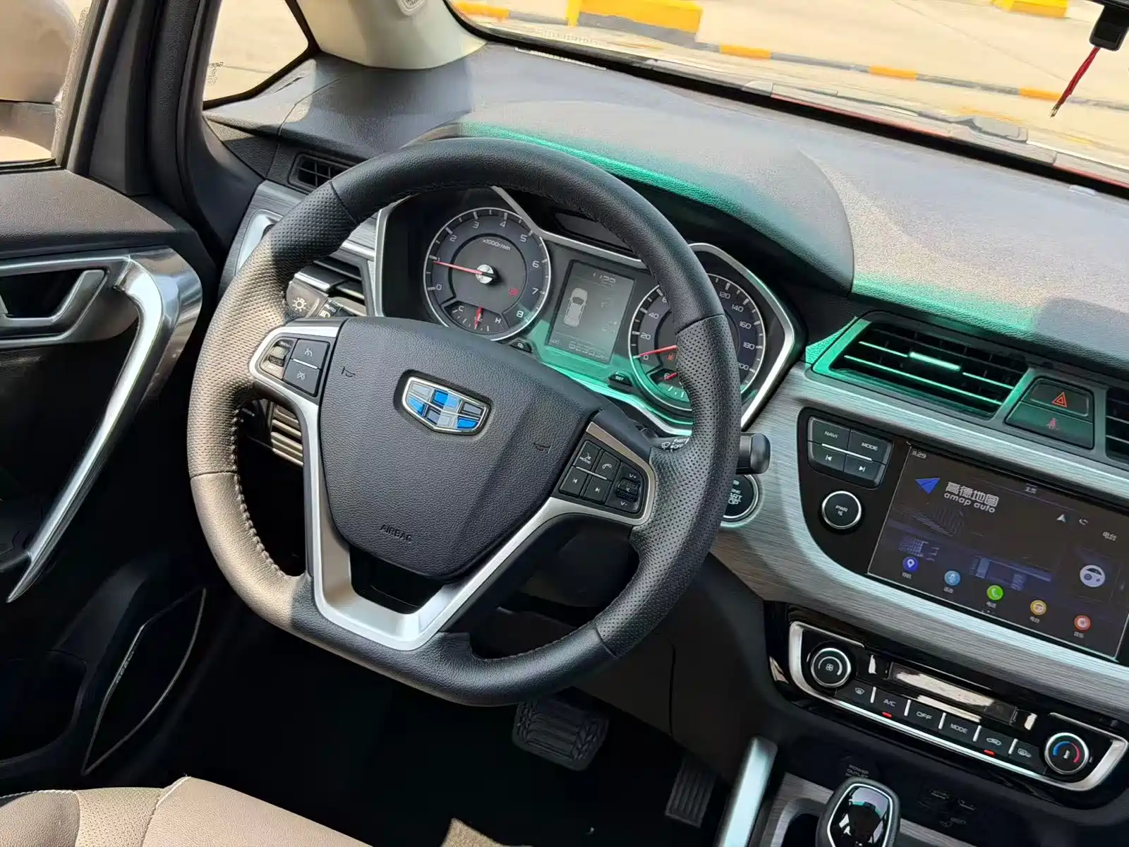 Фото 10 - Geely Vision X3
