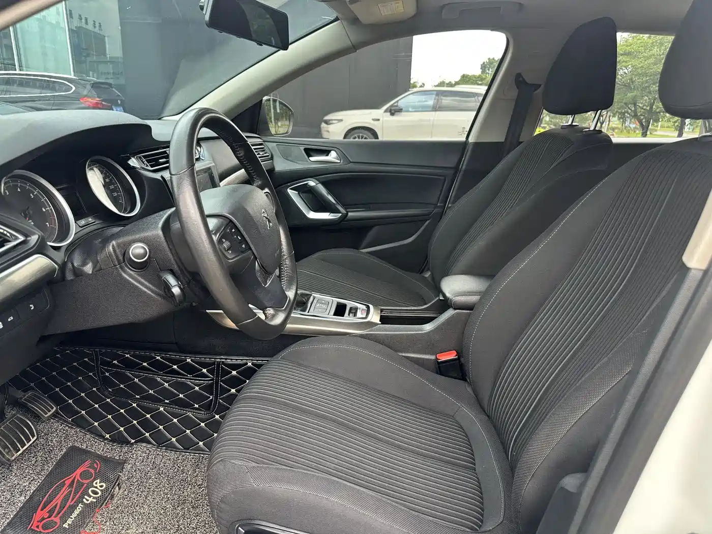 Peugeot 408 2016 1.6T Automatic Luxury Edition фото 4