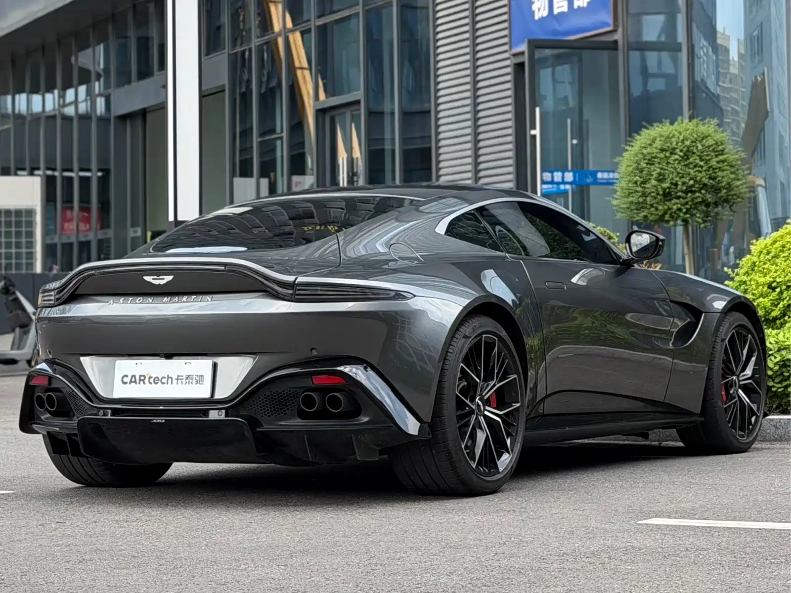 Фото 3 - Aston Martin Vantage