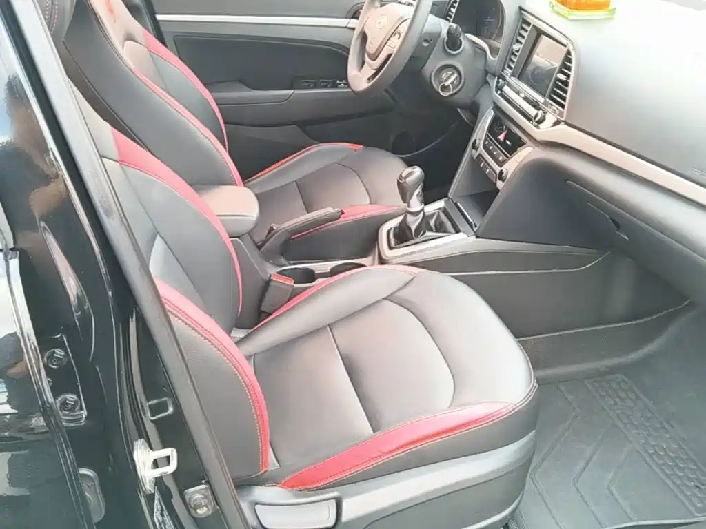 Photo 25 - Hyundai Elantra